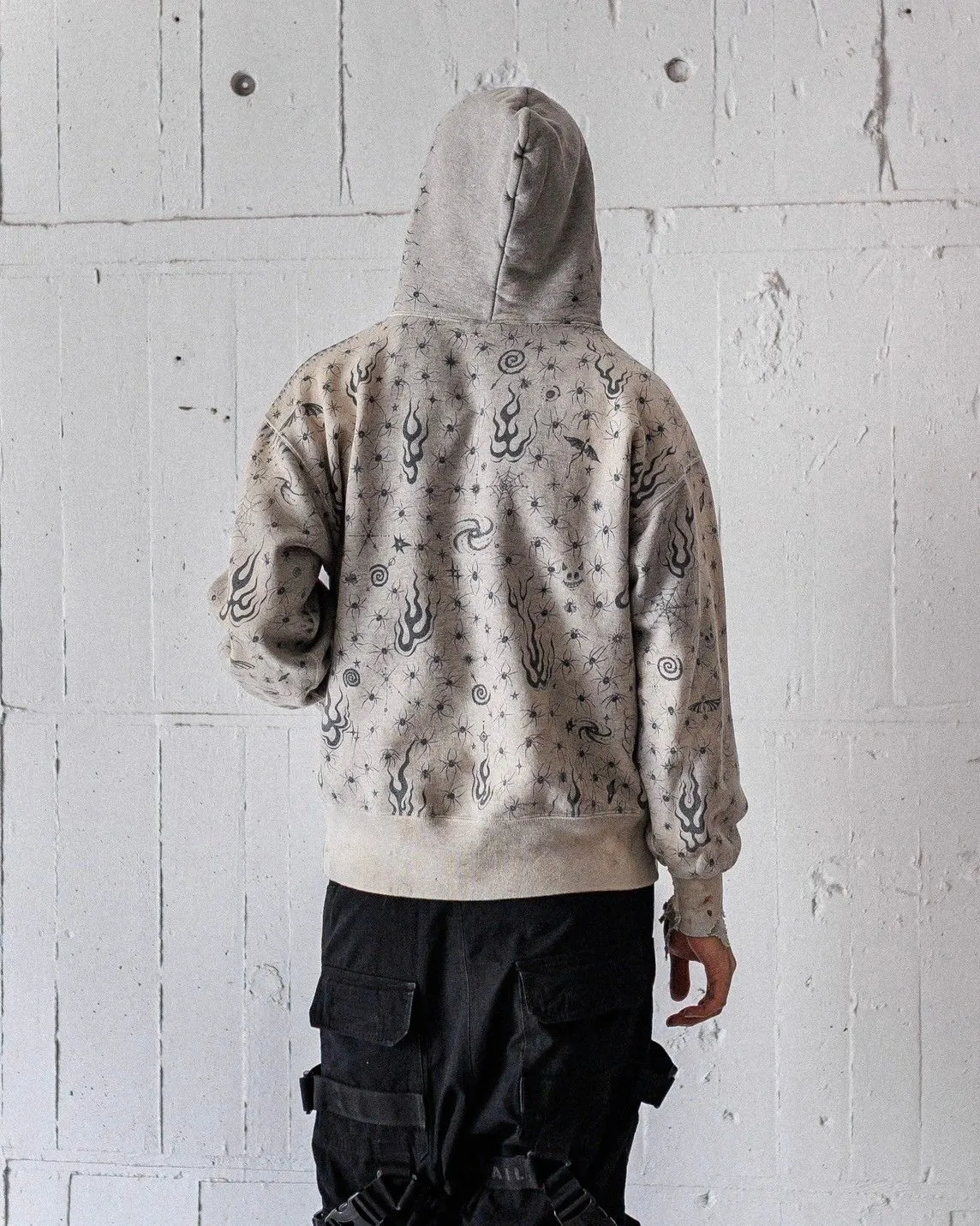 SAINT Mxxxxxx x DR. WOO HOODIE ' Dr.Woo ' /GRY Flame Swirl Spider Web Hoodie Distressed Gray S-XL Custom-woven and dyed nostalgic gray fabric. After printing, the garment is sprayed with potion to cause the fabric to oxidize and fade. A large number of artificial fabric destruction processes are added to make the whole piece of clothing look aged and unique like a work of art. This hoodie is co-branded with a famous tattoo design artist and customized with a full set of Dr.Woo accessories. Bringing you authentic items!